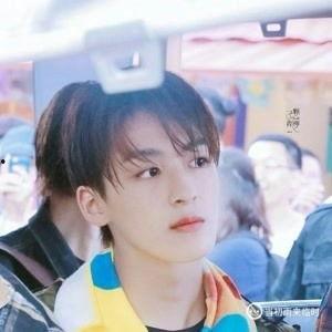 何洛洛资料,青春偶像的闪耀之路