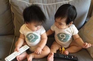 双胞胎9个月照片,童真笑容，温馨定格